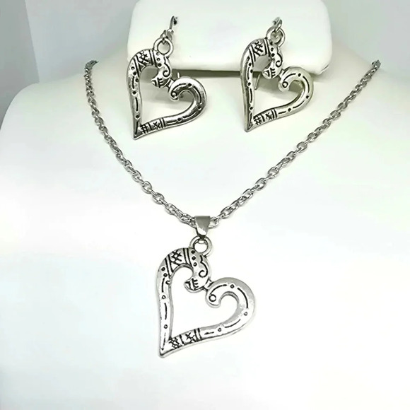 NWOT Elegant Heart Necklace and Earrings Set - Picture 1 of 2